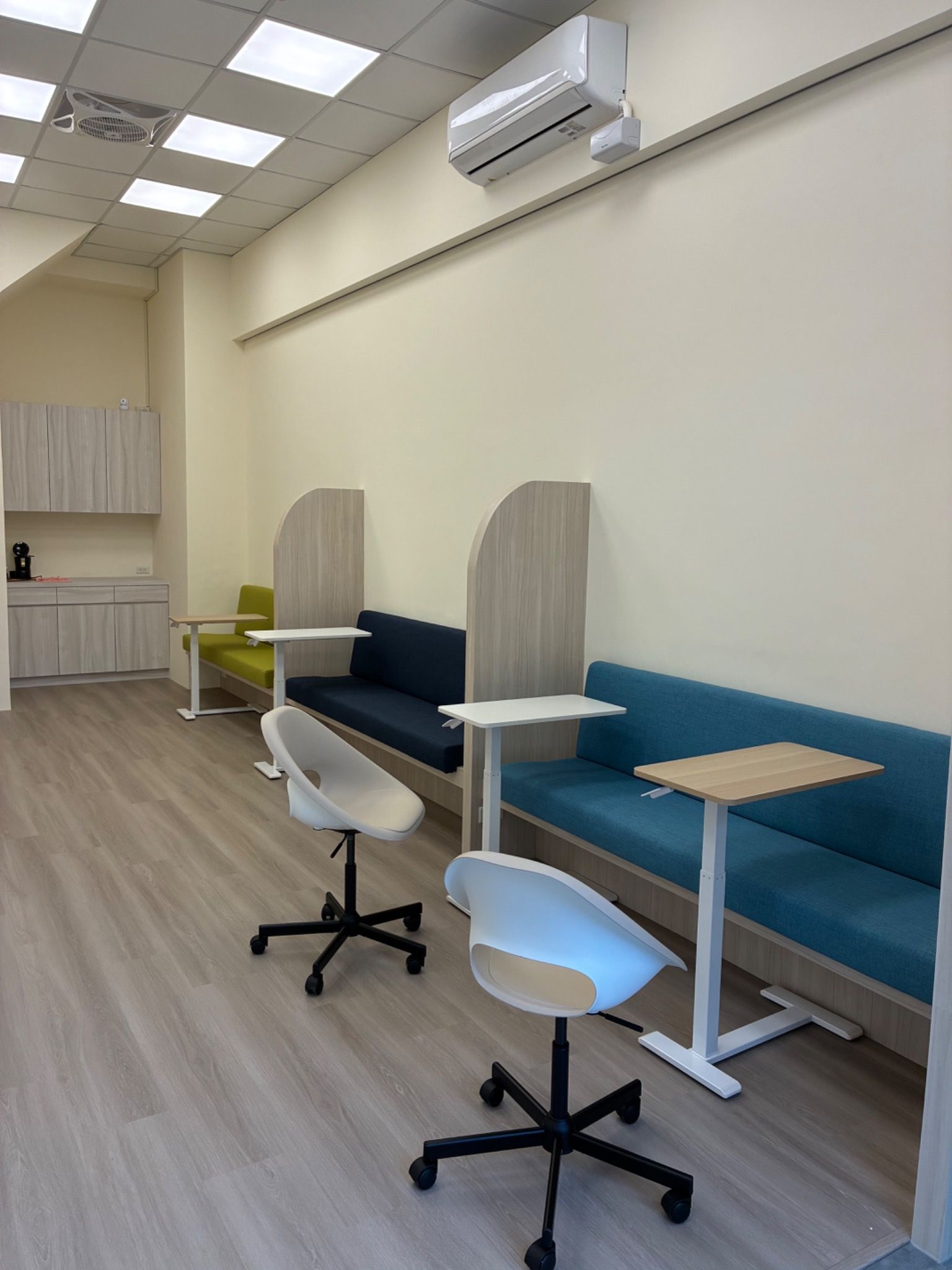 一樓｜開放式共享辦公區，升降桌與座位