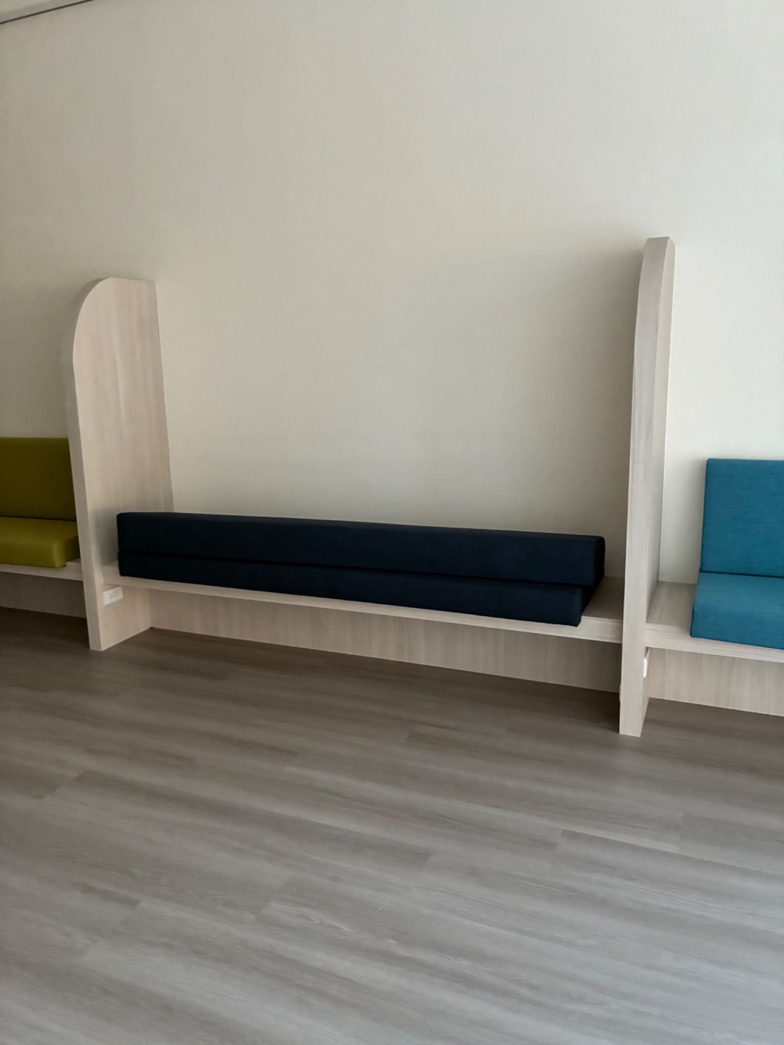 一樓｜雙色卡座＋分隔側板