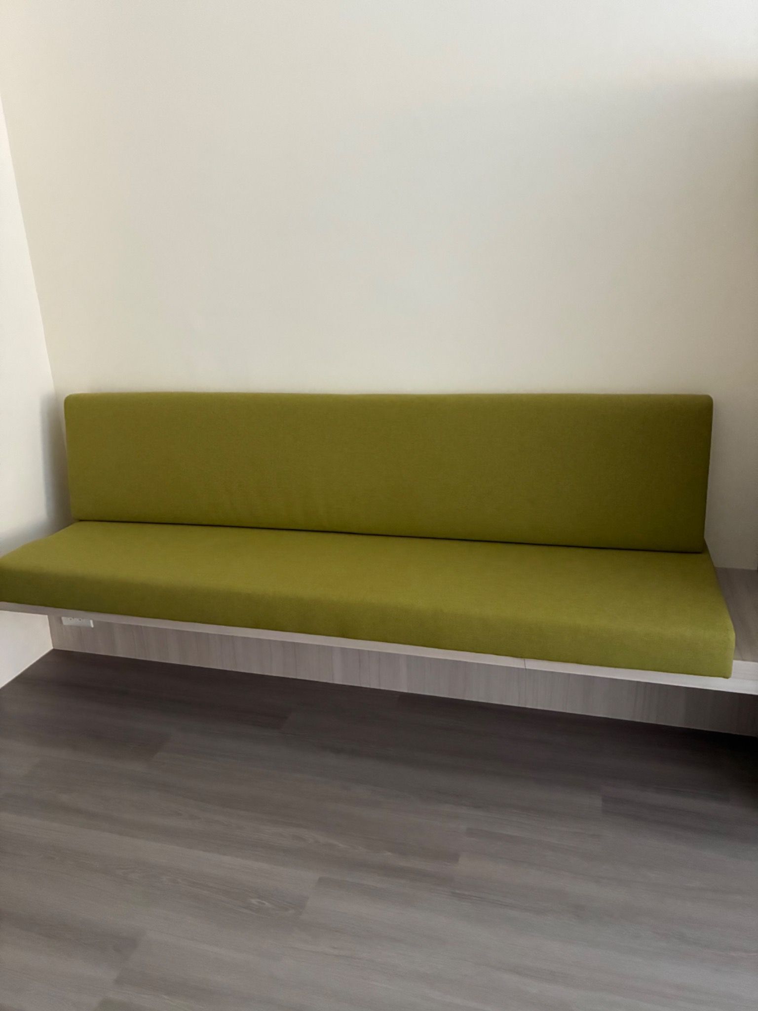 一樓｜綠色長椅卡座