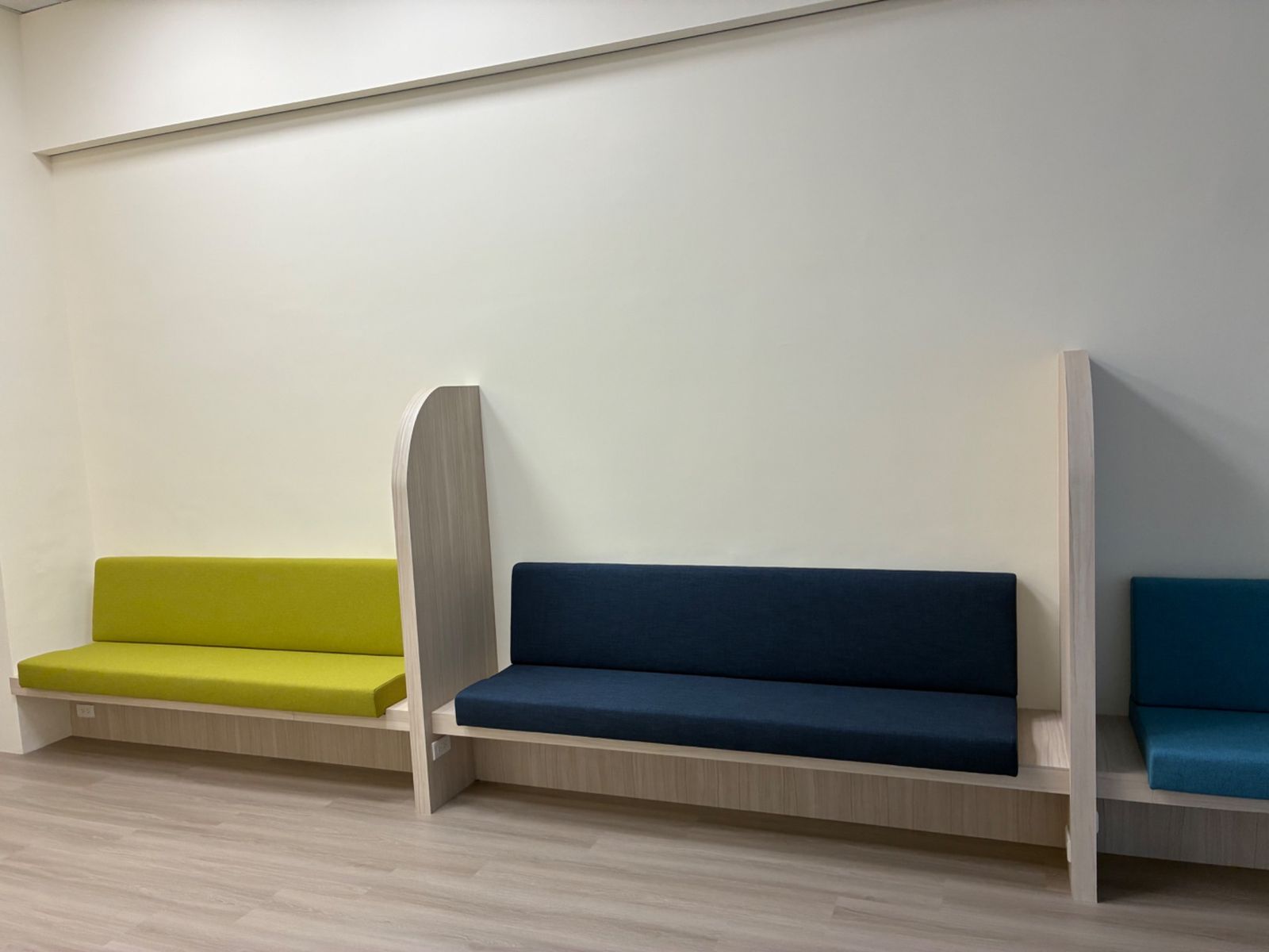 一樓｜卡座列與分隔