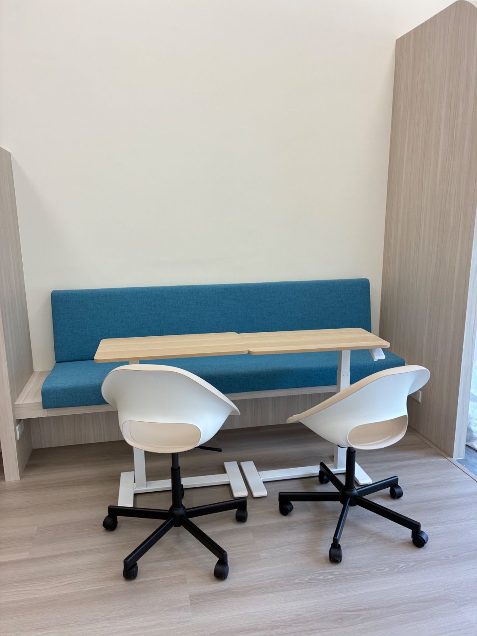 一樓｜協作區雙椅與長桌