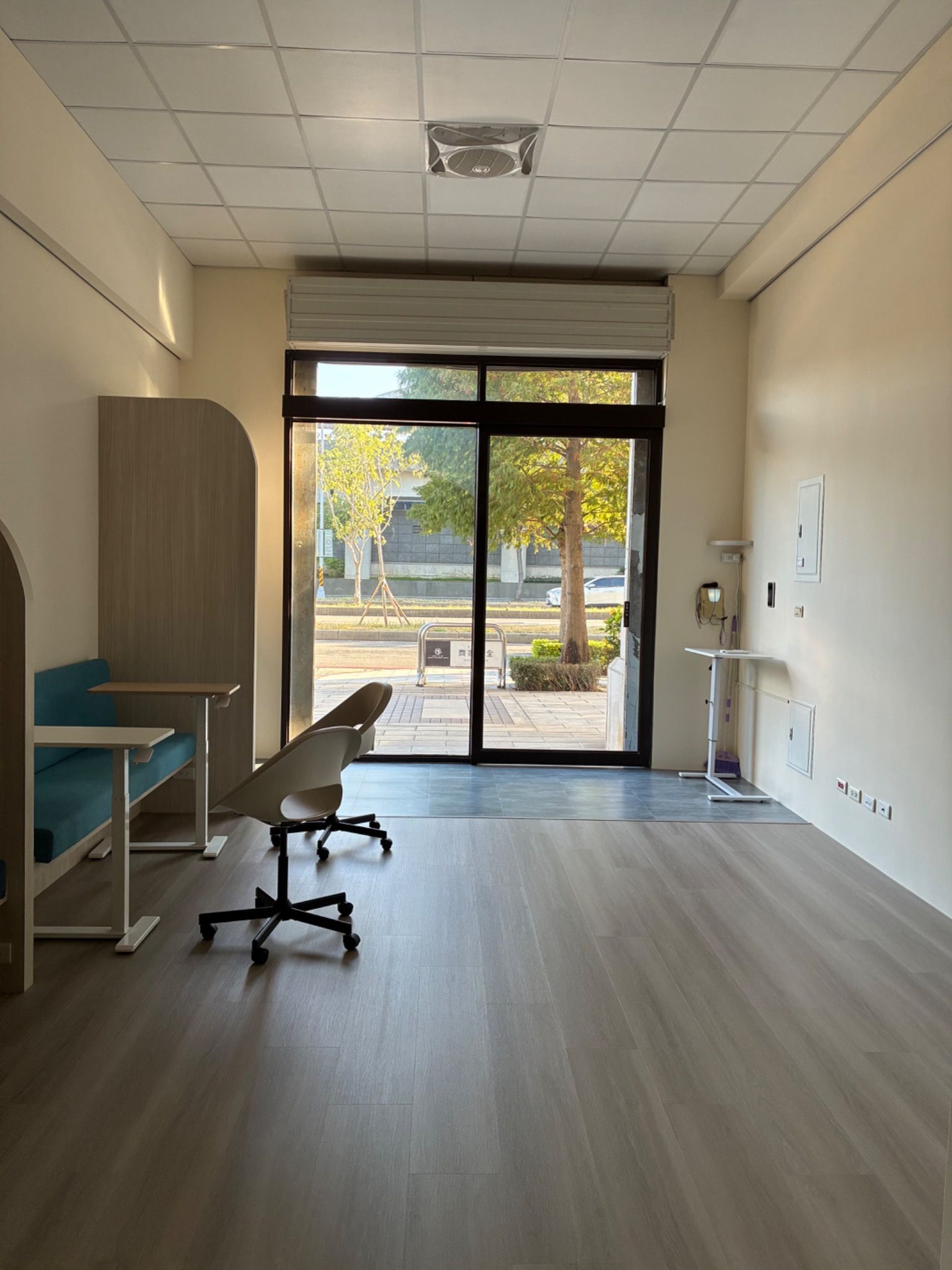 一樓｜臨街落地窗，自然採光